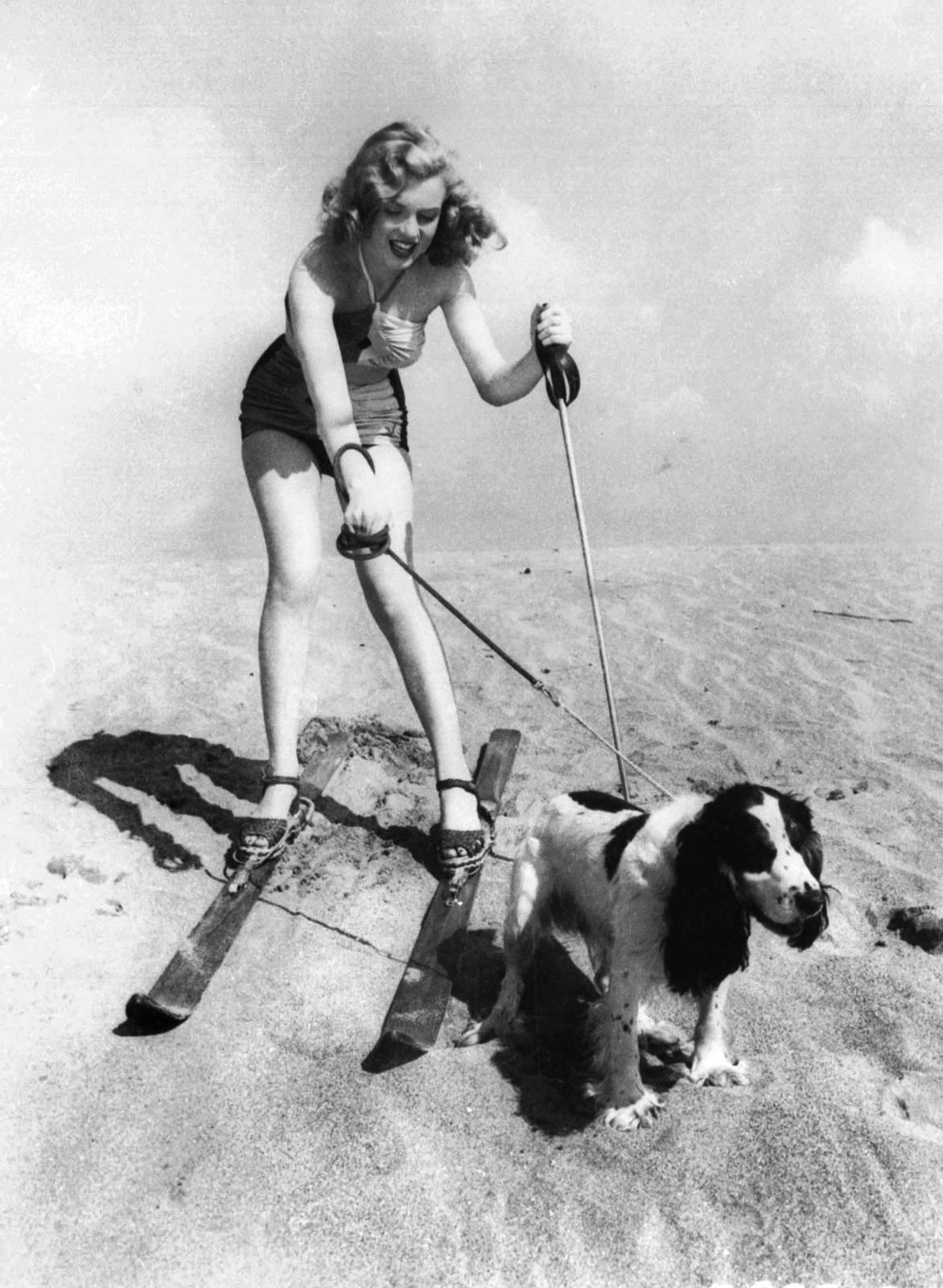 1172x1600, 224 Kb / Marilyn Monroe, Мэрилин Монро, пляж, песок, собака, лыжи, ч/б