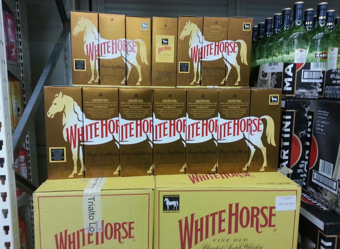 1088x797, 242 Kb / Белая, лошадь, виски, коробки