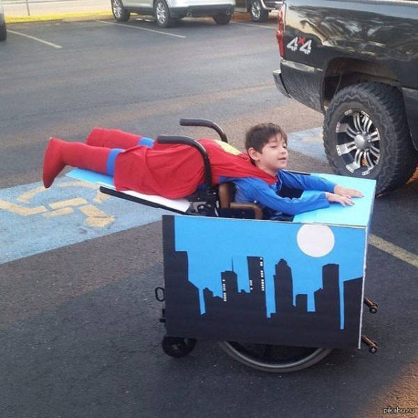 600x600, 51 Kb / инвалид, мальчик, коляска, костюм супермена