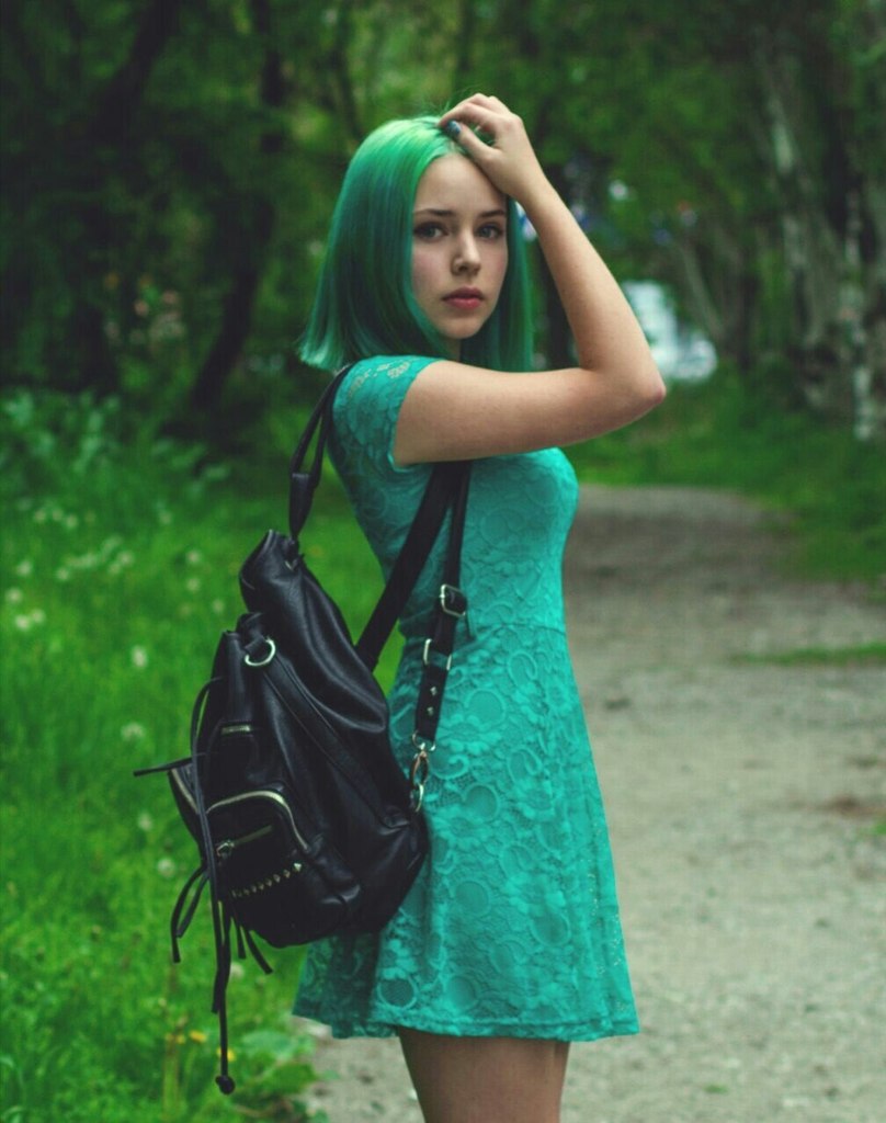 808x1024, 113 Kb / девушка, зеленое, платье, волосы