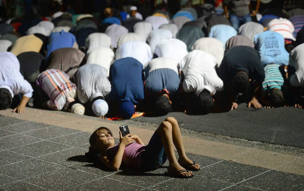 1000x629, 158 Kb / девочка, смартфон, мусульмане, молитва