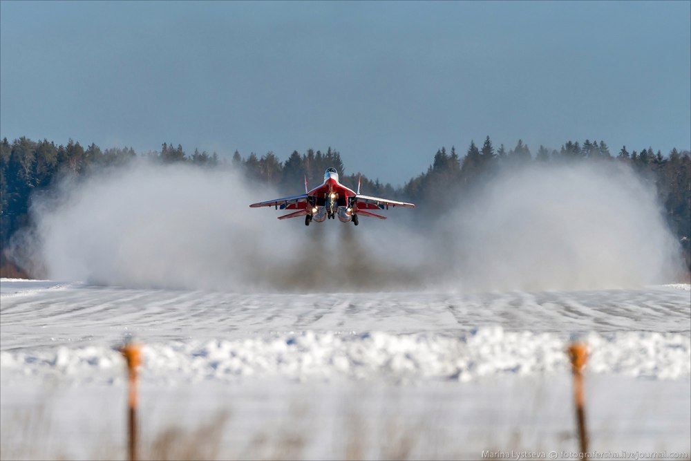 1000x667, 66 Kb / Стрижи, МиГ-29, взлёт, снег, самолёт