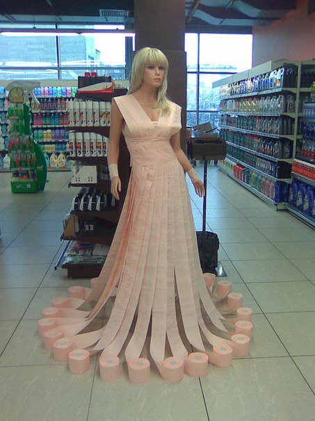 453x604, 74 Kb / платье, манекен, туалетная бумага, рулон, розовое, блондинка