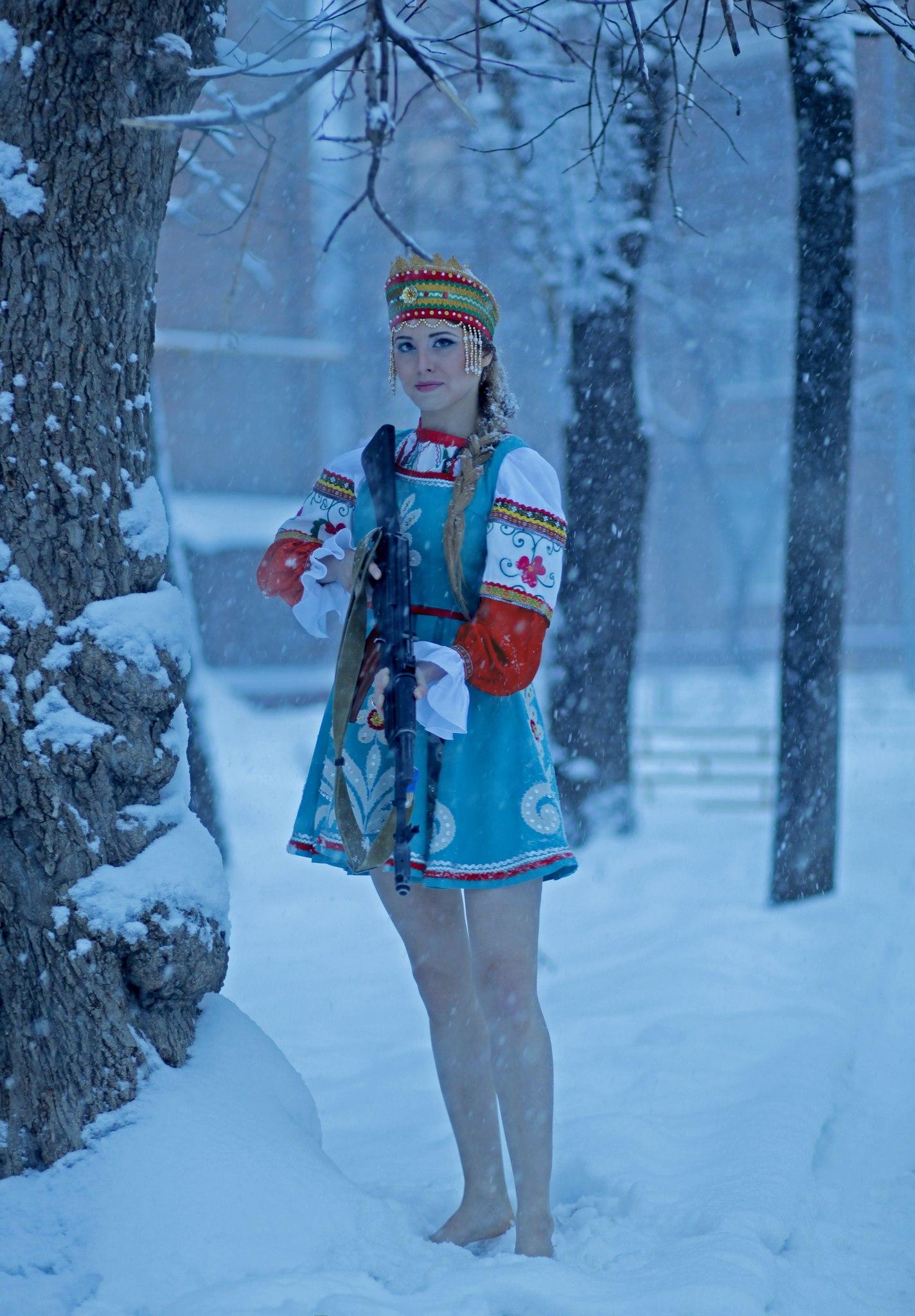 1424x2048, 315 Kb / Автомат, костюм, кокошник, девушка, снег, Юлия Харламова