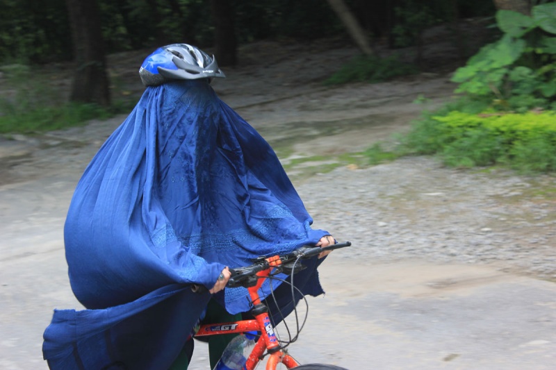 800x533, 123 Kb / велосипед, паранджа, каска, шлем, мусульманка