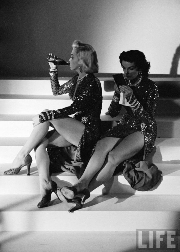755x1057, 109 Kb / лайф, ч/б, Marilyn Monroe, Мэрилин Монро, пиво