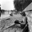 девушка, печатная, машинка, портфель, река, мост, набережная, брусчатка, Робер Дуано, Robert Doisneau, Париж, Сена, 1947